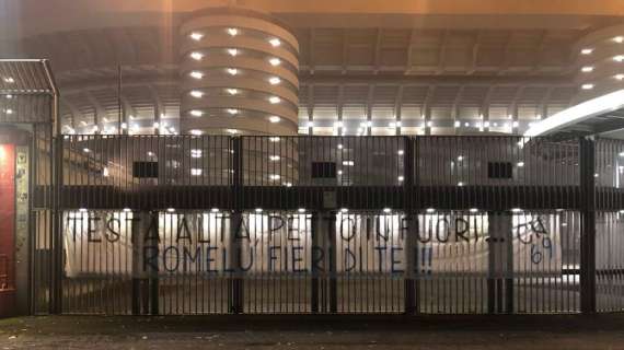 FOTO - Inter-Juve, striscione fuori da San Siro per Lukaku: "Testa alta, petto in fuori. Romelu, fieri di te"