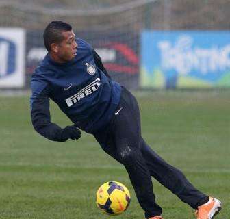 FOTO - Guarin ispirato: eccolo provare la rabona