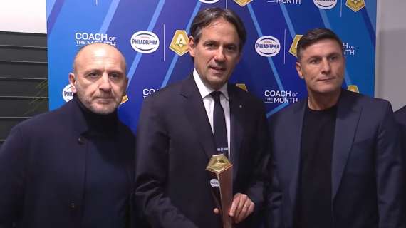 Simone Inzaghi miglior allenatore di dicembre, il momento della premiazione con Zanetti e Ausilio