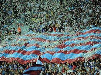 Duecento tifosi del Trabzonspor sfilano in Galleria 