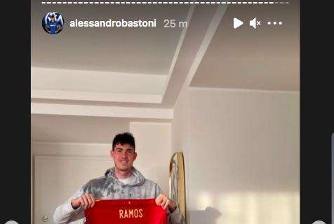 Compleanno speciale per Bastoni, posa con la maglia di Sergio Ramos per festeggiare i 22 anni: "Gracias idolo"