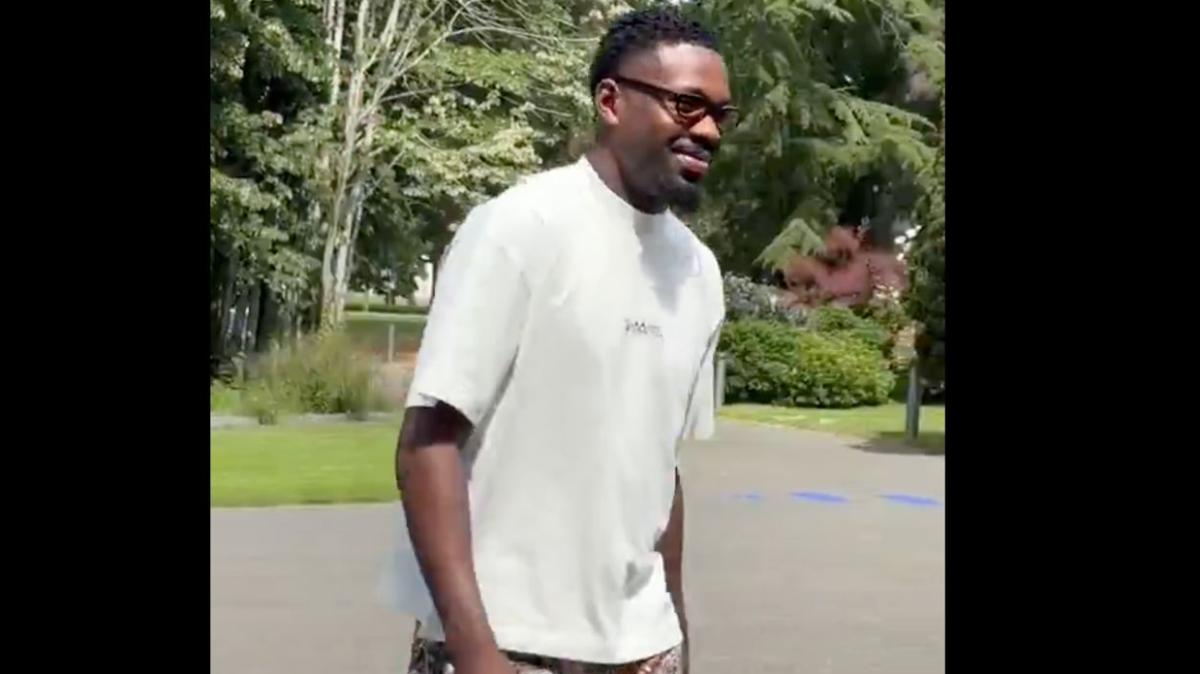 VIDEO - Thuram arriva a Clairefontaine... e corre a salutare un giornalista