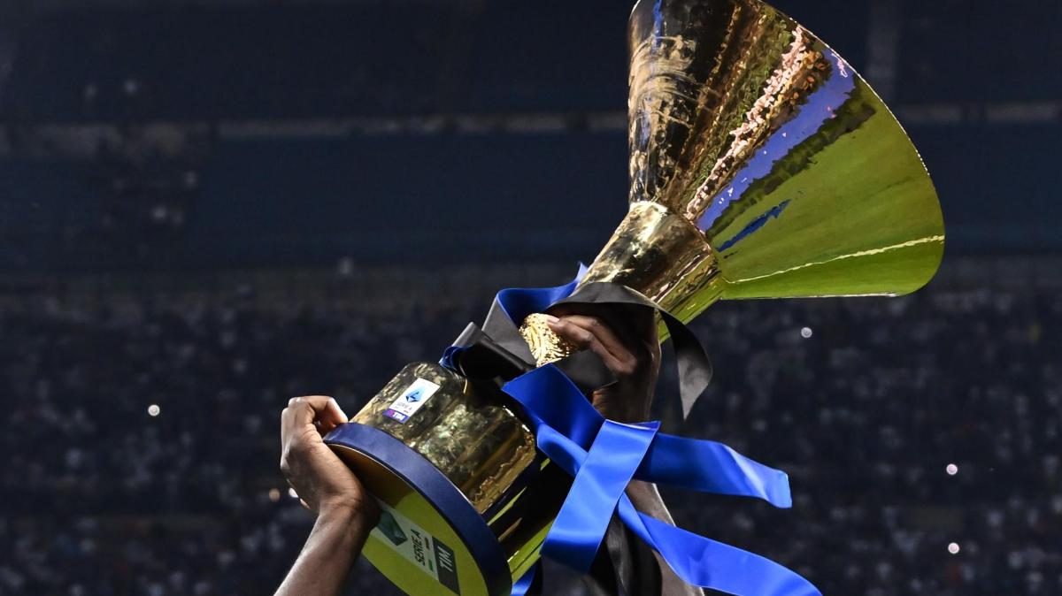 Prima di Lautaro e compagni, la coppa Scudetto a disposizione dei tifosi