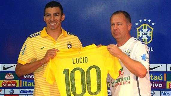 Mano Menezes consegna la maglia delle 100 presenze a capitan Lucio