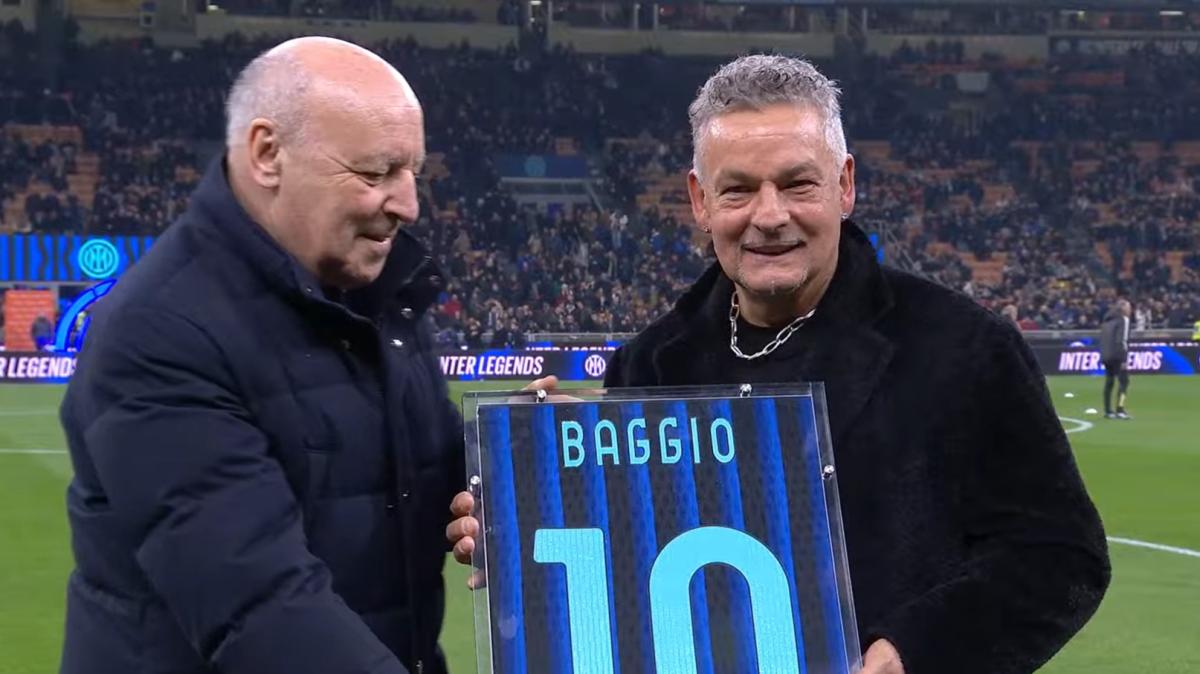 Roberto Baggio riabbraccia i tifosi nerazzurri: per lui una maglia speciale dell'Inter da Marotta