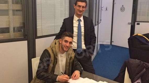 FOTO - Gagliardini, ecco la firma: adesso è un nuovo giocatore dell'Inter