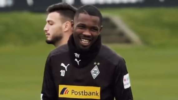 In attesa della stretta di mano finale con l'Inter, Thuram saluta il Moenchengladbach: il suo messaggio