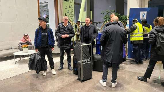 VIDEO - L'arrivo dell'Inter a Riyad. Saudi caffè, ghirlande di fiori e sorrisi ad attendere il gruppo: le immagini