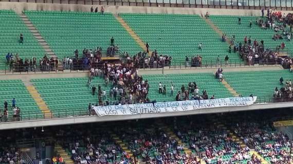 Gesto finale della Curva Nord: lascia lo stadio!