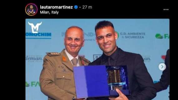 Lautaro posa col 'Premio Gentleman Fair Play' e ringrazia i votanti: "È un grande onore"