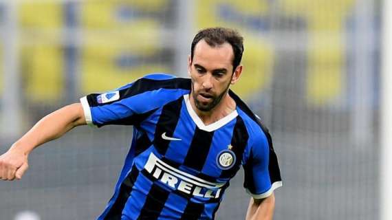 Godin sorridente tra i campetti di Appiano: "Tanta voglia di tornare presto a giocare"