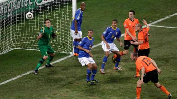 Wesley Sneijder batte di testa il compagno Julio Cesar, per il gol del 2-1 olandese che elimina i Pentacampeao