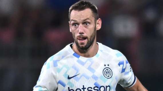 La stampa olandese premia Dumfries e bacchetta De Vrij: "Si vede che non gioca nell'Inter"