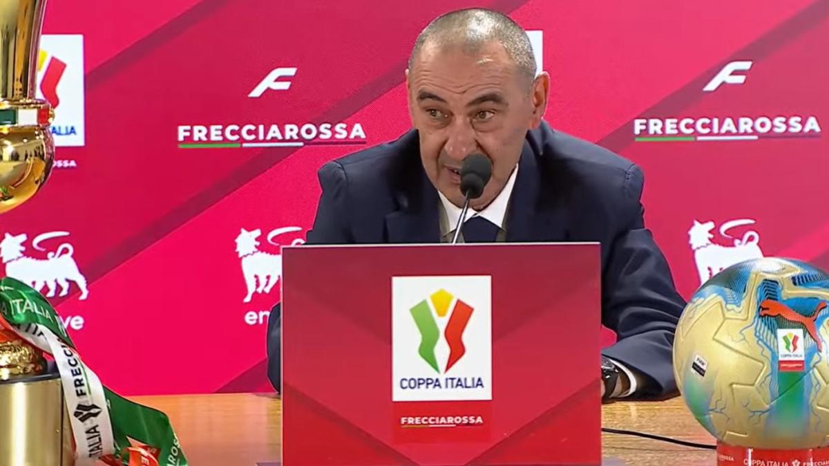 Lazio, Sarri in conferenza: "Bisogna crederci fino alla follia. Chivu? Ottimo approccio, Inter la più forte"