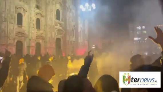 VIDEO - Inter CAMPIONE D'ITALIA: esplode la festa in piazza Duomo per il 20° SCUDETTO