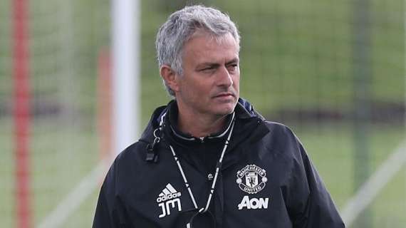 Mourinho, primo successo con lo United: cori dei tifosi