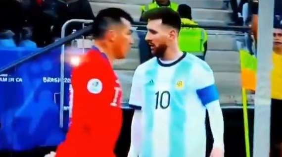 VIDEO - Cile-Argentina, Medel provoca Messi: testata tra i due, espulsi entrambi