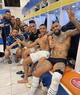 Vidal, foto di gruppo e complimenti all'Inter: "Ottimo trionfo di squadra"