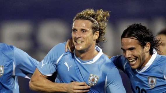 Diego Forlan esulta dopo la rete del momentaneo 0-1