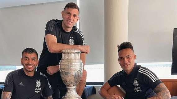 Argentina, Lautaro posa con la Coppa America: "Bella mattinata, vero?"