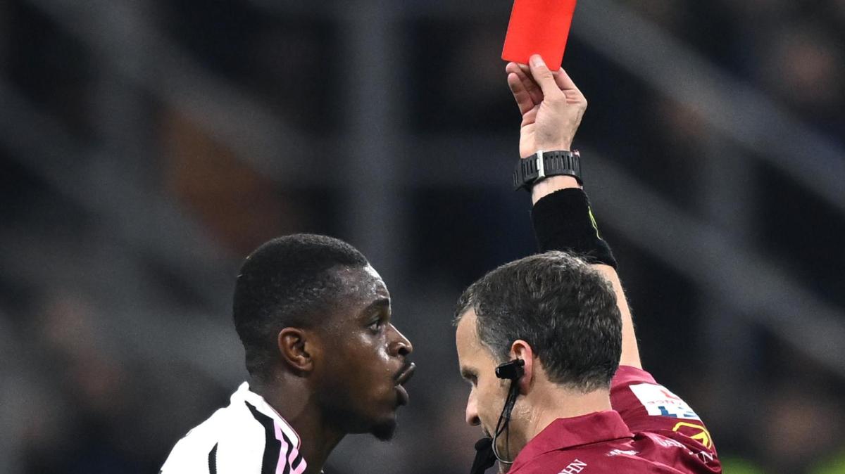 IFAB, ufficializzate le nuove misure: dal Mondiale 2026 il VAR potrà intervenire sui secondi gialli errati