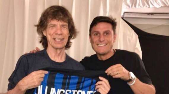 Zanetti a Lucca con Mick Jagger. Per lui maglia nerazzurra e ironia da derby da parte dell'Inter