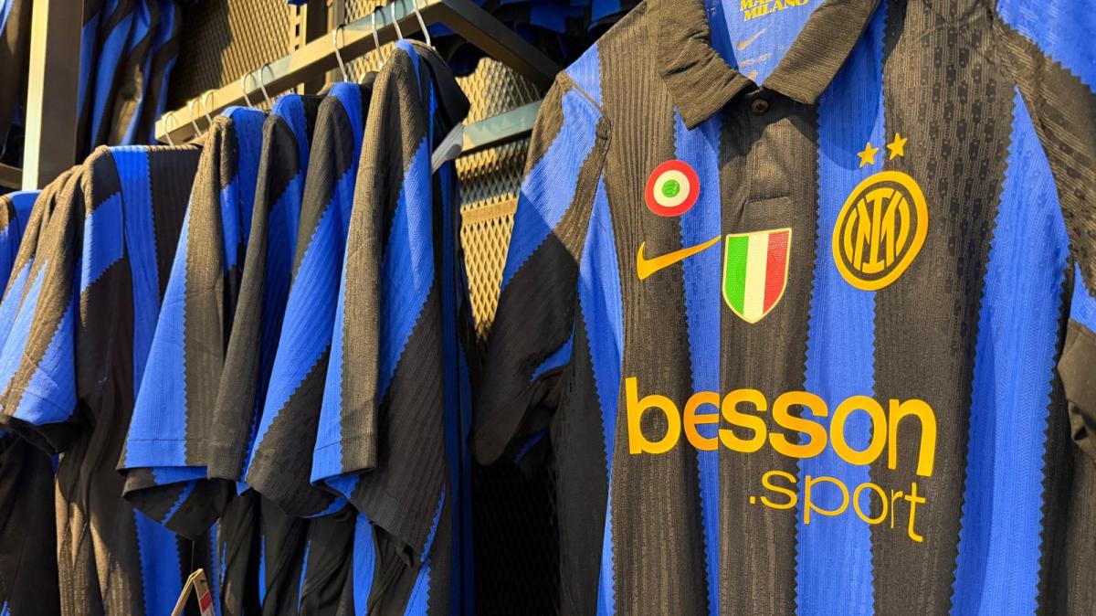 FOTO - Alla scoperta della nuova maglia Inter. E della coccarda speciale