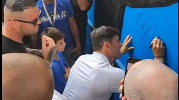 Javier Zanetti in festa con la Nord: il vice presidente inaugura e firma il murale a lui dedicato