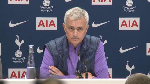 Mourinho autoironico: "Se oggi allenassi il Mourinho calciatore non lo farei mai scendere in campo"