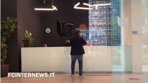 VIDEO - L'agente Busardò nella sede dell'Inter: avviati i discorsi per il rinnovo di contratto di Ashley Young