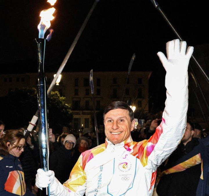 Zanetti todoforo sul lago di Como: il vice presidente nerazzurro ha portato la Fiamma Olimpica a Cernobbio