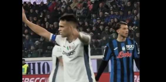 VIDEO - Lautaro e il problema alla coscia per 20 minuti in Atalanta-Inter: chiede di essere sostituito, resta in campo e segna