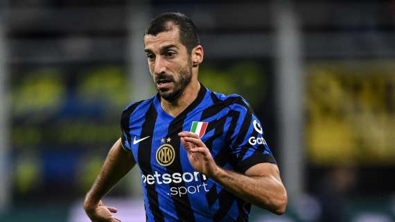 Mkhitaryan, a Manchester la 100esima presenza con l'Inter: l'armeno ha ricevuto una maglia speciale dal club