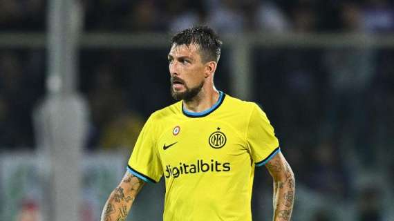 Sky - Acerbi sorpassa De Vrij in difesa. Curva Nord al lavoro per la coreografia