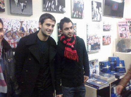 FOTO - Un tifoso del Milan chiede una foto a Chivu!