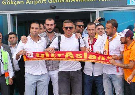 Podolski è a Istanbul, a minuti sarà del Galatasaray