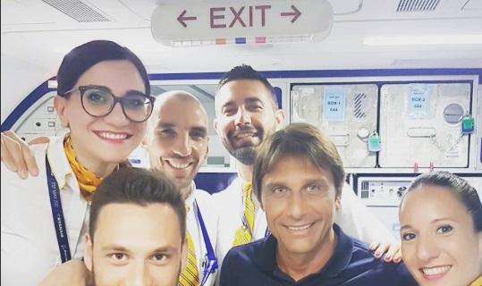 Conte, foto ricordo con l'equipaggio sull'aereo Brindisi-Milano