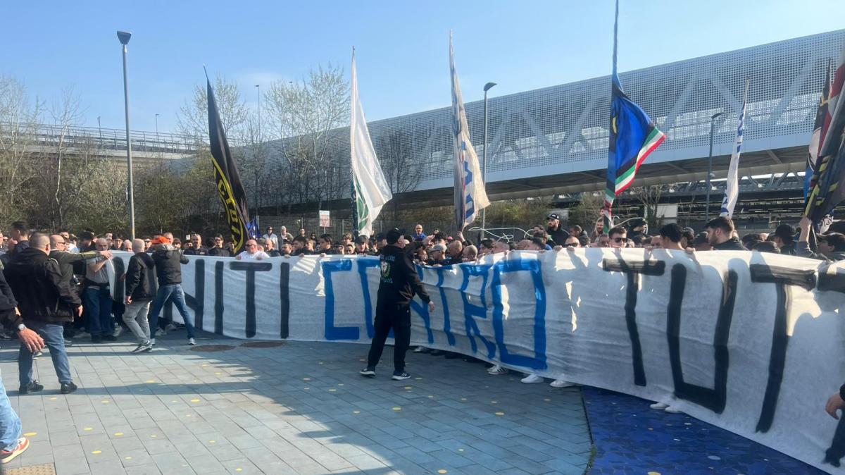 VIDEO - Senza tifosi ma solo a Firenze: grande folla e tanti cori a Rho-Fiera per l’Inter. Applausi per Ausilio