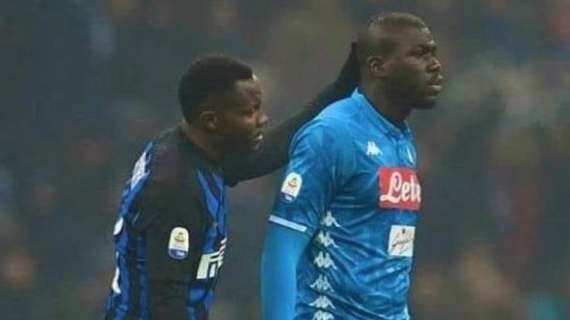 Asamoah abbraccia Koulibaly: "Bianchi o neri, amiamoci l'un l'altro"