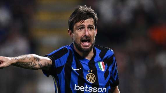 Acerbi raggiunge le 100 presenze in nerazzurro, l'Inter: "Punto di riferimento per i suoi compagni e per i tifosi"