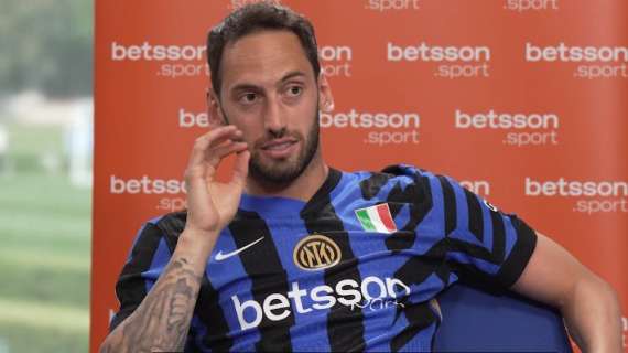 Calhanoglu racconta la vittoria sul Barça: "Sul rigore mai sentito San Siro così silenzioso. Il gol di Acerbi un segnale"