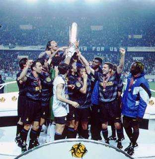 L&#039;Inter festeggia la Coppa Uefa a Parigi, nel maggio 1998. In quella competizione elimin&ograve; due squadre francesi, il Lione e lo Strasburgo