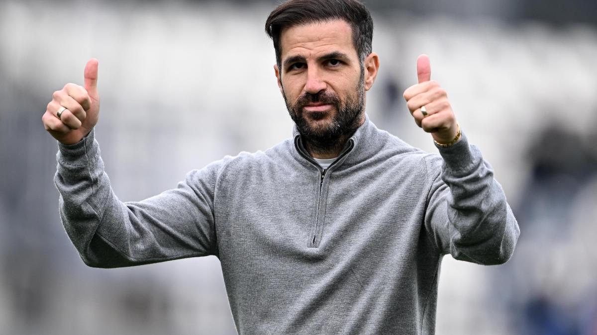 Fabregas nominato Coach of the Month a marzo. Premio consegnato prima di Como-Inter