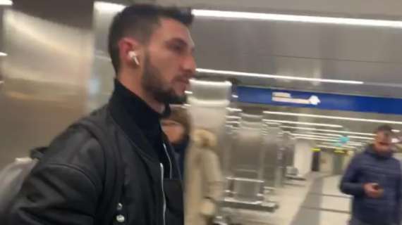 VIDEO - Matteo Politano è tornato a Milano: faccia tesa, nessuna dichiarazione al suo arrivo a Linate