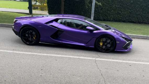 FOTO - Barella torna in grande stile: il centrocampista ad Appiano su una Lamborghini viola