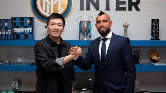 FOTO - "Benvenuto Arturo": l'Inter accoglie Vidal. Il cileno in posa col presidente Zhang mentre firma il contratto