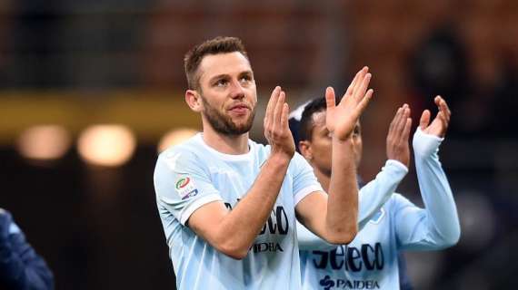 PS - Lazio, De Vrij prolunga solo di una stagione. Con un posto in CL, rinnovo automatico fino al 2021