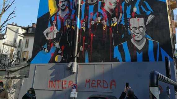 FOTO - Vandali in azione: imbrattato il murales in onore dei 110 anni dell'Inter in via Borsieri 