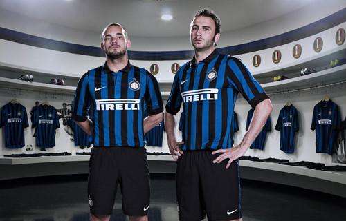 Sneijder e Pazzini posano con le nuove maglie