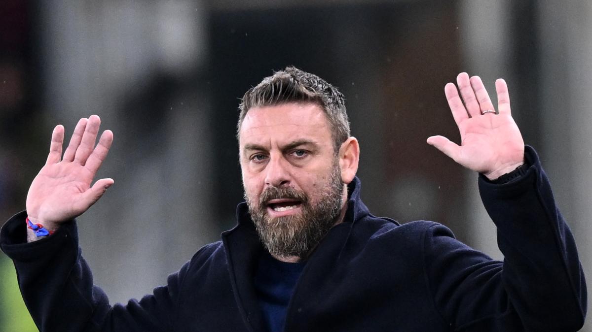 Rigore al Napoli nel recupero, De Rossi si arrende: "Lascia l'amaro in bocca e fa disamorare. Non so che sport sto allenando"